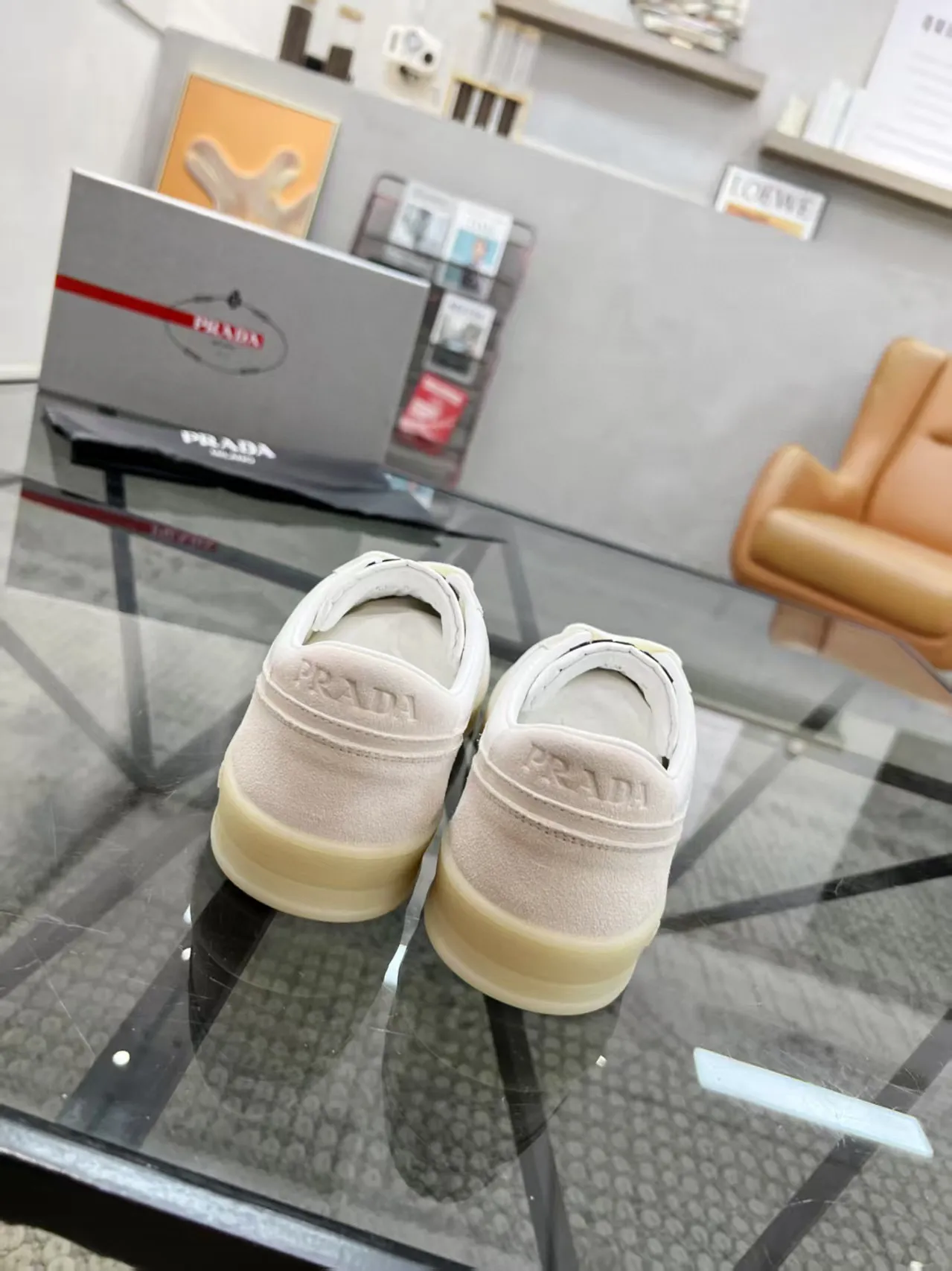 Factory price: 400💰Prada new men's leather sports shoes, the highest version on the market, any comparison is welcome🆚! The original leather has excellent texture and is super high-end! Fetal sheep net lining imported from Italy, removable pad! Luxurious materials and fine workmanship, highly recommended! Code number: 38-44, customized 45